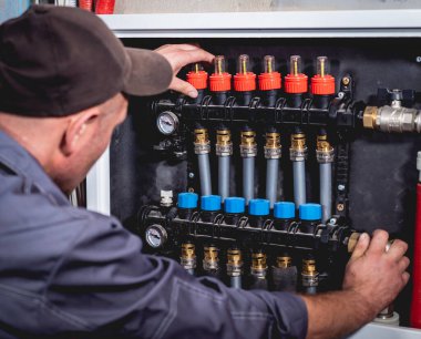 HVAC teknisyeni evde ısıtma ve soğutma sistemi hizmeti veriyor.