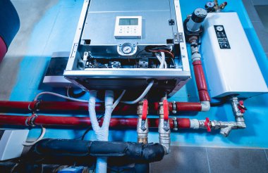 Kablolar, borular ve elektrik ekipmanlarıyla klima ünitesini aç