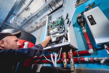 Klima teknisyeni klimayı kontrol ediyor.