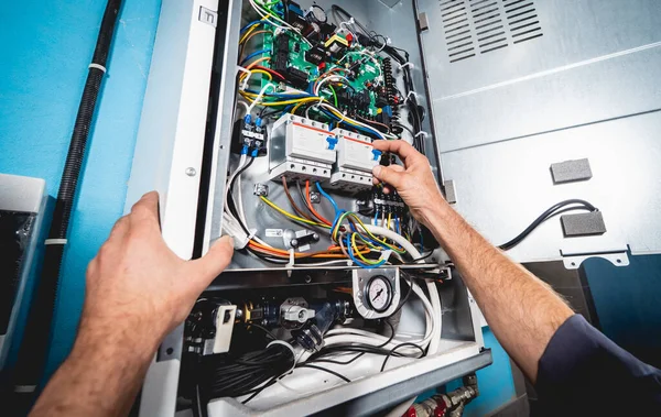 Le technicien en climatisation vérifie le climatiseur — Photo