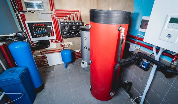 Sala de caldeiras com aquecimento e refrigeração tecnologias do sistema doméstico — Fotografia de Stock