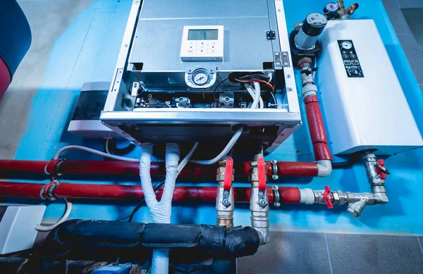 Kablolar, borular ve elektrik ekipmanlarıyla klima ünitesini aç