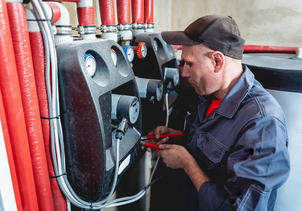 Техніка HVAC обслуговує систему опалення та охолодження в домі. — стокове фото