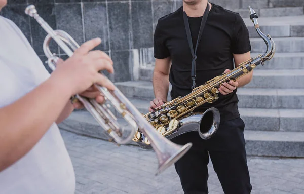 Giovani band di musica di strada suonano un sacco di strumenti musicali — Foto Stock