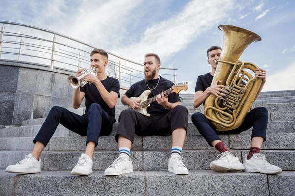 Joven banda de música callejera tocar una gran cantidad de instrumentos musicales — Foto de Stock