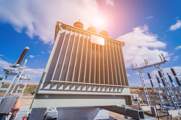 Construcción de una subestación de transmisión de potencia sobre un fondo de cielo azul — Foto de Stock