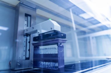 Modern laboratuvarda otomatik çoklu slayt boyayıcısı