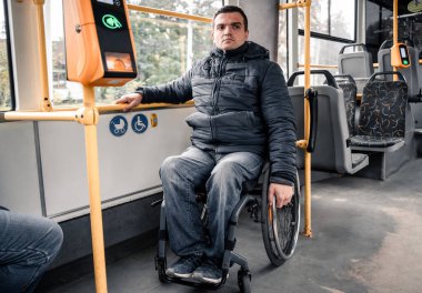Toplu taşıma araçlarında fiziksel engelli ve erişilebilir rampası olan biri..