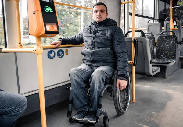 Persona con discapacidad física dentro del transporte público con una rampa accesible. —  Fotos de Stock
