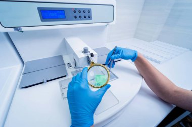 Laboratuvar asistanı parafin ağda doku yerleştirme makinesinde çalışıyor..