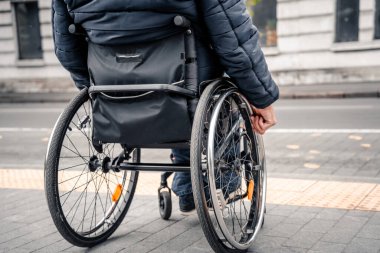 Fiziksel engelli biri, ulaşımı mümkün bir rampayla bekliyor..