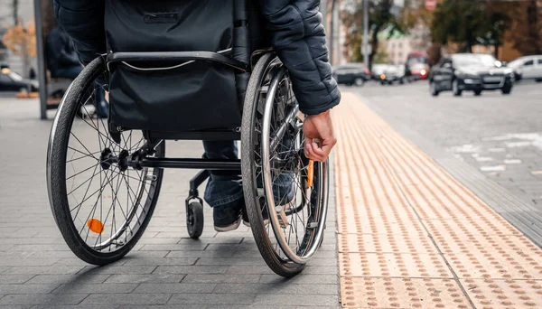 Persona con discapacidad física que espera el transporte urbano con una rampa accesible. — Foto de Stock