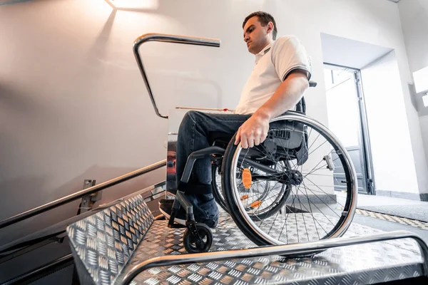 Ο ειδικός ανελκυστήρας για το άτομο με σωματική αναπηρία — Φωτογραφία Αρχείου