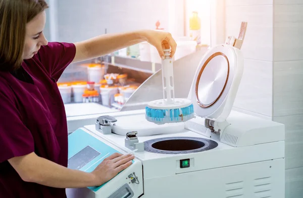 Assistant de laboratoire travaille avec micro-ondes processeur de tissus hybrides au laboratoire moderne. — Photo