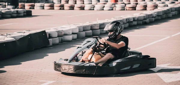 Un joven conduce un karting en el circuito — Foto de Stock