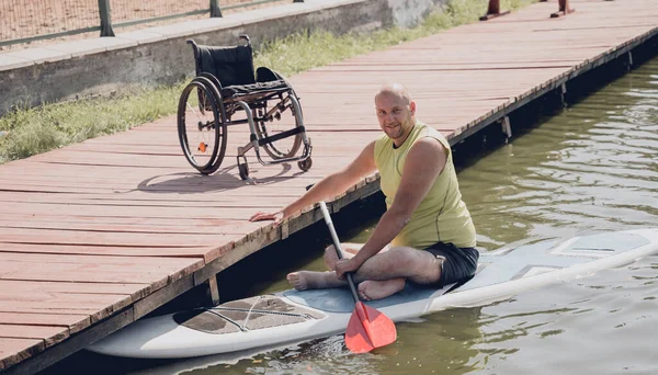 신체적으로 신체적 인 장애가 있는 사람을 위에 올려 놓고 말한다 — 스톡 사진