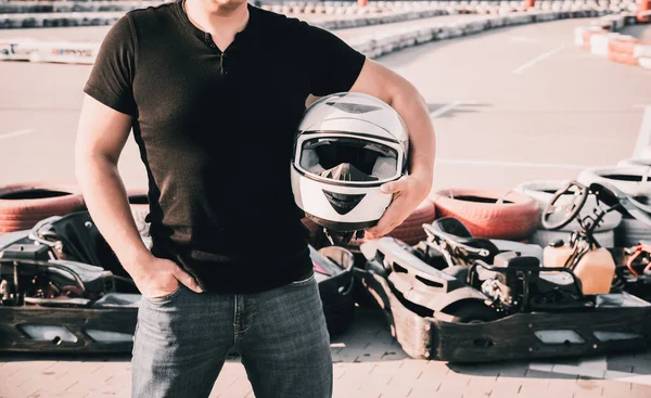 Un giovane guida un go kart sul circuito — Foto Stock