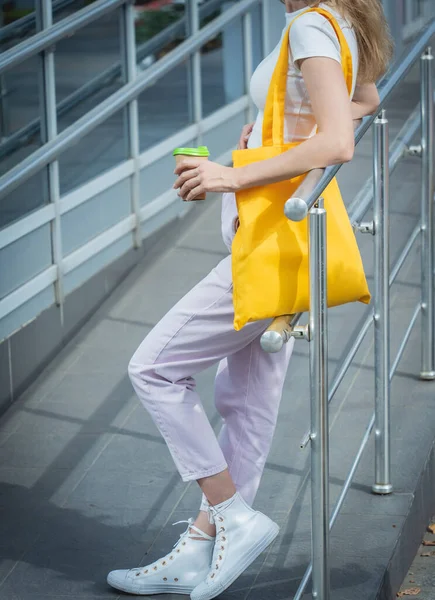 Giovane bella donna con lino eco bag su sfondo città. — Foto Stock