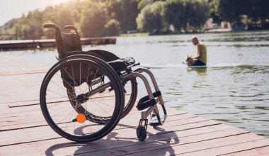 Yemek masasında fiziksel engelli biri var.