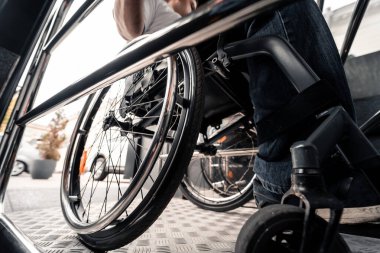 Fiziksel engelliler için özel asansör.