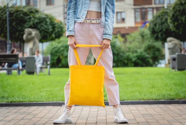 Joven hermosa mujer con bolsa ecológica de lino en el fondo de la ciudad. — Foto de Stock