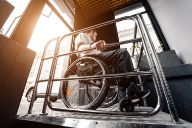 Fiziksel engelliler için özel asansör.