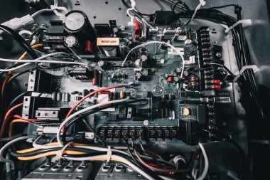 Kablolar, borular ve elektrik ekipmanlarıyla klima ünitesini aç