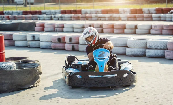 Un joven conduce un karting en el circuito — Foto de Stock