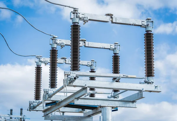 Construction of a power transmission substation on a background of blue sky — Stock Photo, Image