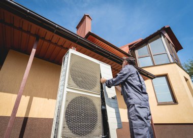 HVAC teknisyeni evde ısıtma ve soğutma sistemi hizmeti veriyor.