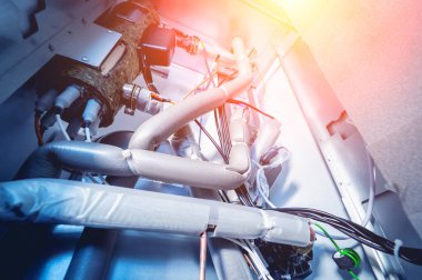 Kablolar, borular ve elektrik ekipmanlarıyla klima ünitesini aç