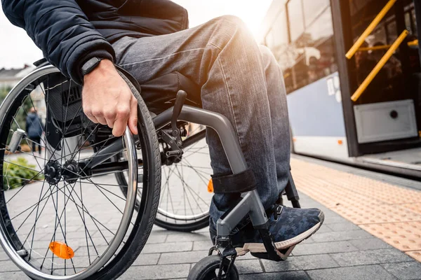 Personer med fysiska funktionshinder kommer in i kollektivtrafiken med en tillgänglig ramp. — Stockfoto