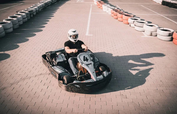 Ein junger Mann fährt ein Go-Kart auf der Rennstrecke — Stockfoto