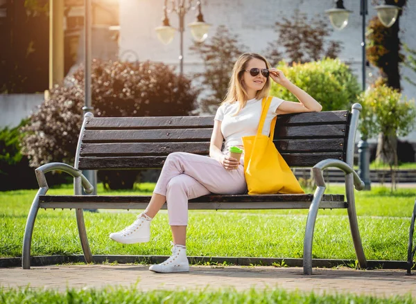 Jovem mulher bonita com saco de linho eco no fundo da cidade. — Fotografia de Stock