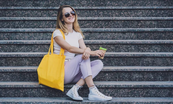 Giovane bella donna con lino eco bag su sfondo scale. — Foto Stock