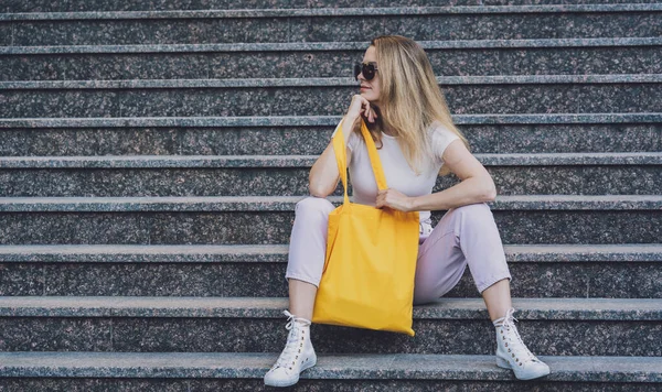 Giovane bella donna con lino eco bag su sfondo scale. — Foto Stock