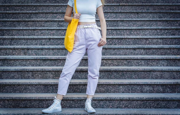 Junge schöne Frau mit Leinen Öko-Tasche auf Treppe Hintergrund. — Stockfoto