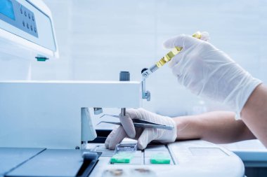 Laboratuvar asistanı parafin ağda doku yerleştirme makinesinde çalışıyor..