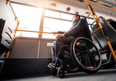 Toplu taşıma araçlarında fiziksel engelli ve erişilebilir rampası olan biri..