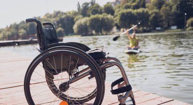 Yemek masasında fiziksel engelli biri var.