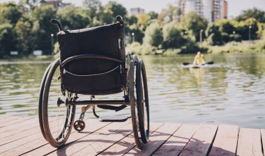 Yemek masasında fiziksel engelli biri var.