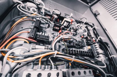 Kablolar, borular ve elektrik ekipmanlarıyla klima ünitesini aç