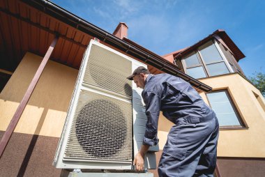 HVAC teknisyeni evde ısıtma ve soğutma sistemi hizmeti veriyor.