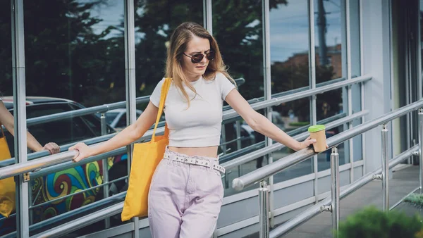 Joven hermosa mujer con bolsa ecológica de lino en el fondo de la ciudad. — Foto de Stock