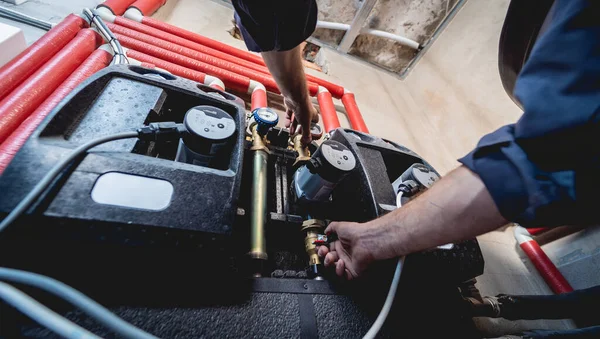 HVAC teknisyeni evde ısıtma ve soğutma sistemi hizmeti veriyor. — Stok fotoğraf