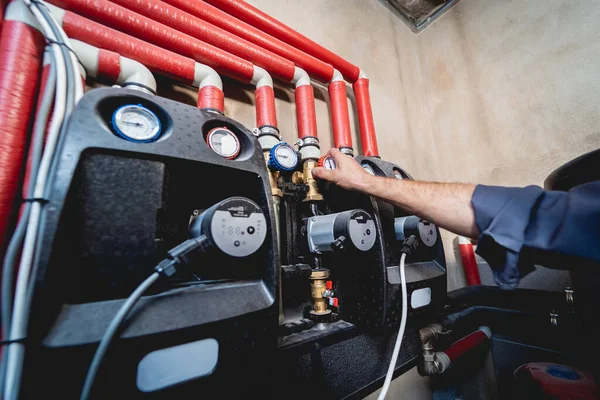 HVAC-technicus voor het onderhoud van verwarmings- en koelsystemen voor woningen — Stockfoto