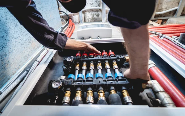 HVAC teknisyeni evde ısıtma ve soğutma sistemi hizmeti veriyor.