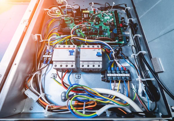 Kablolar, borular ve elektrik ekipmanlarıyla klima ünitesini aç