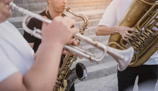 Giovani band di musica di strada suonano un sacco di strumenti musicali — Foto Stock