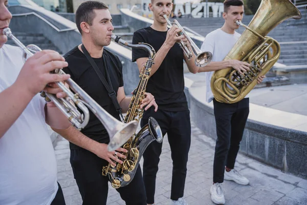 Giovani band di musica di strada suonano un sacco di strumenti musicali — Foto Stock